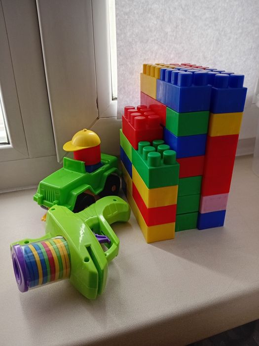 Платье, игрушки, прописи, кроватка для куклы