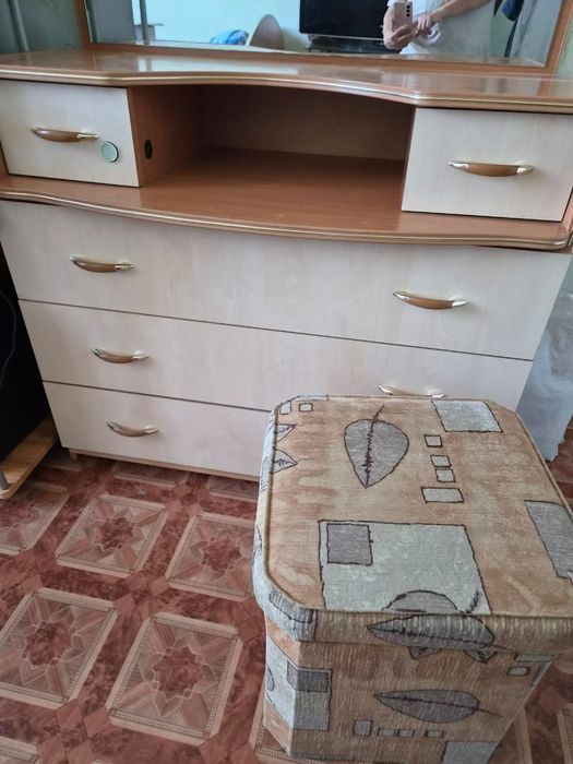 Продам комод с пуфиком