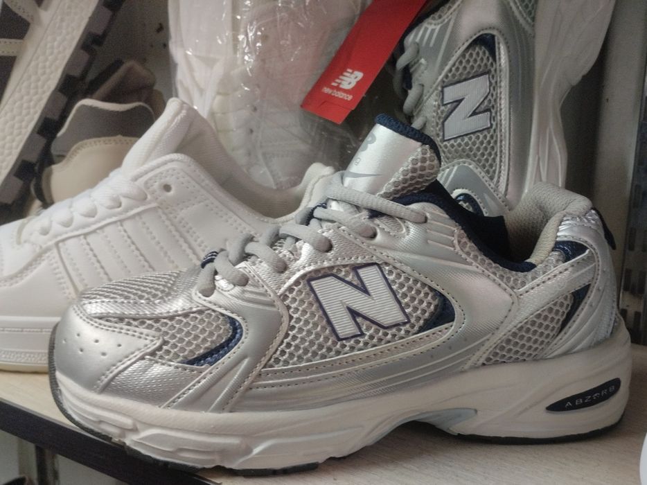 Кроссовки женские