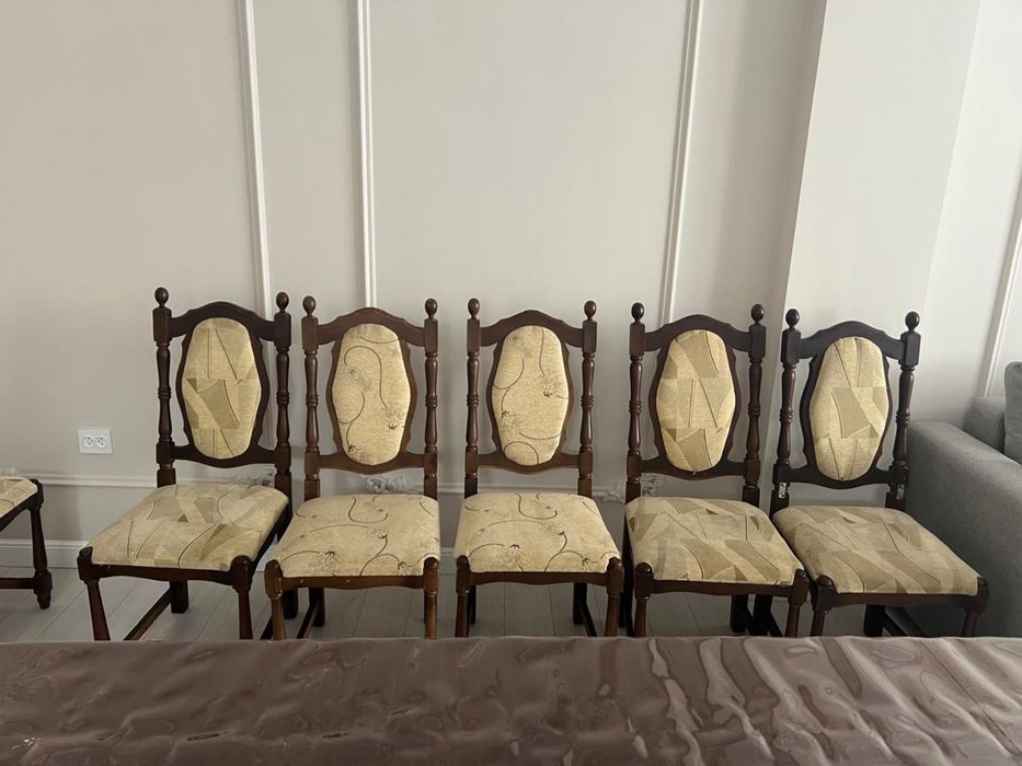 Продается стол и стулья