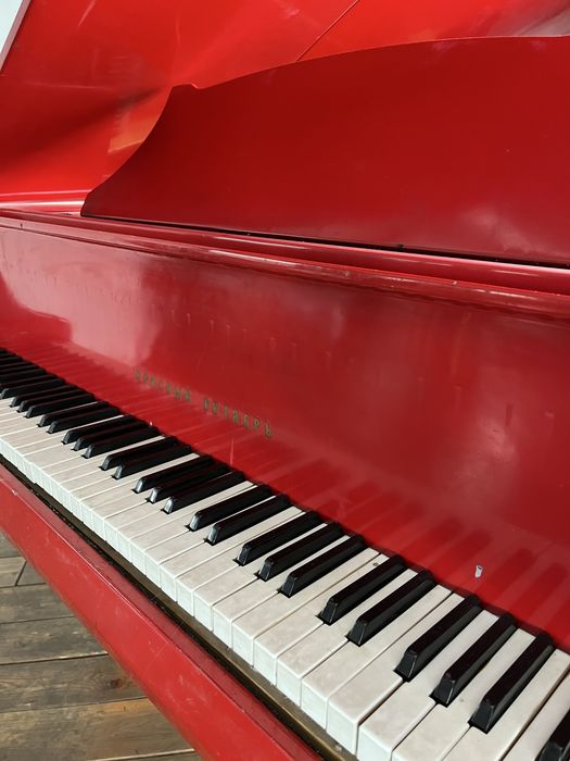 Рояль «красный октябрь»