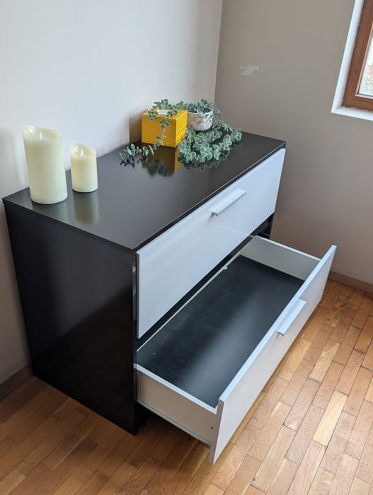 Спалня с две нощни шкафчета, скрин, огледало и гардероб