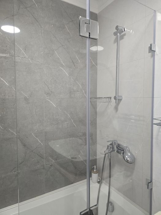 Продам закалённое  стекло для ванной