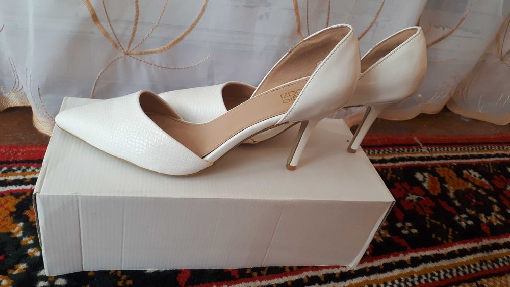 Женская туфли сотилади