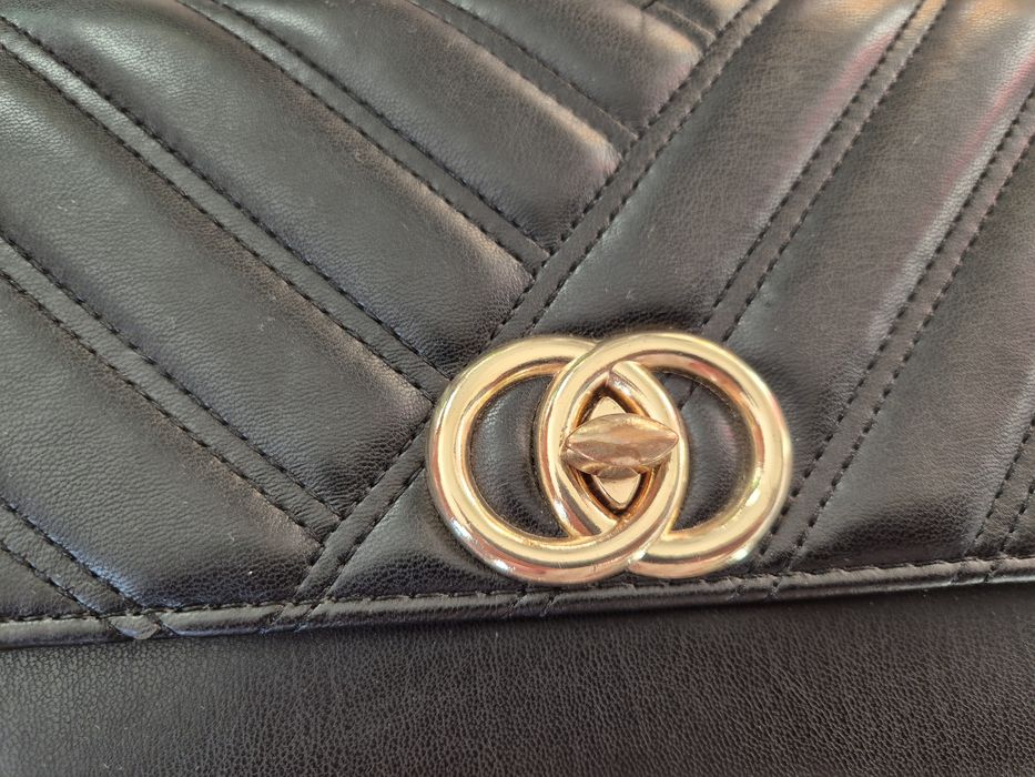 Малка черна чанта