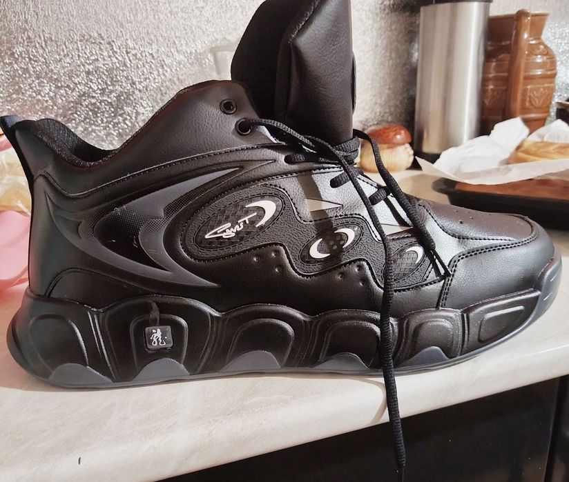 Продам демисезонные кросовки