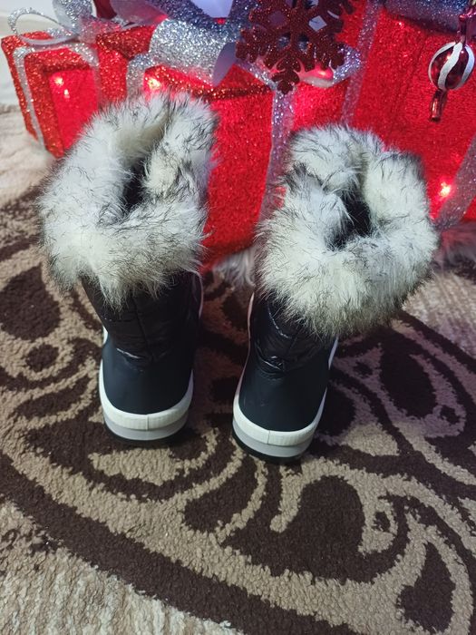 Ghetute si cizme zapada fetita