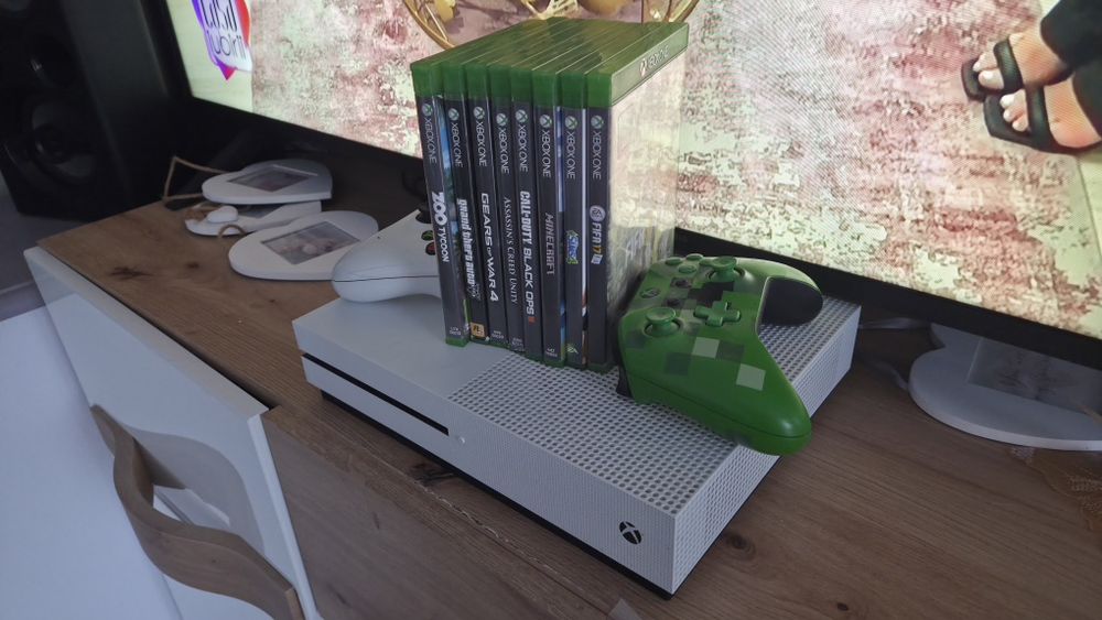 Xbox one s cu doua controllere