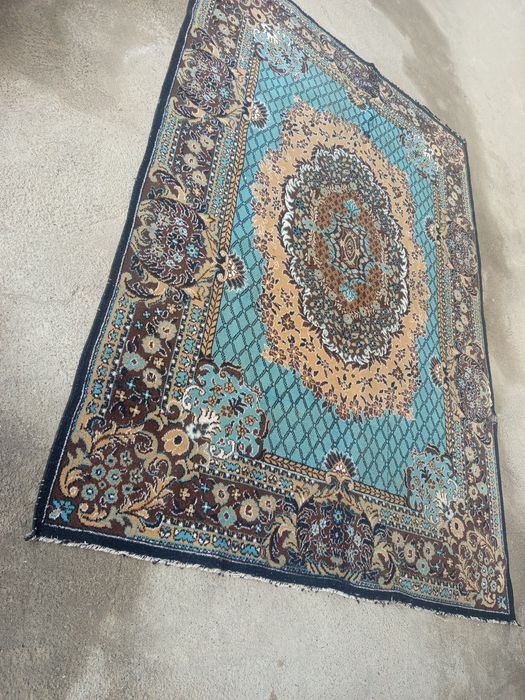 Продам коврик размер 2 на 3 .