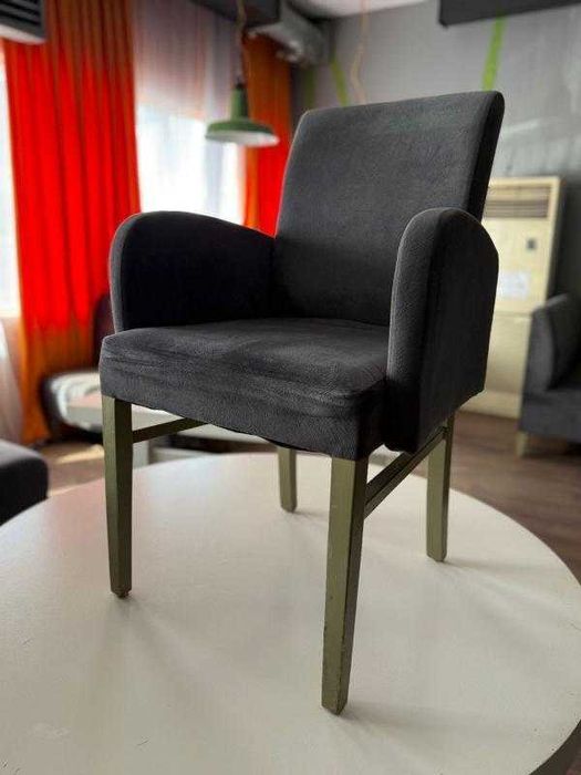 Стол. Стулья. Диван. Пицца пеш