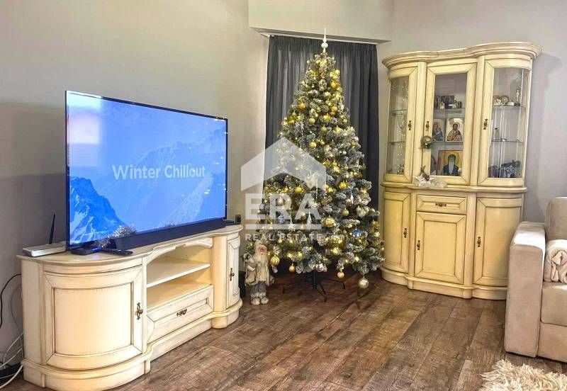 Луксозна къща с футболно игрище и СПА зона в с. Покровник