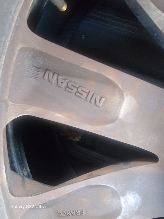 Nissan/Reno  18цола original+гуми 215 55 18 Замъка Ямбол