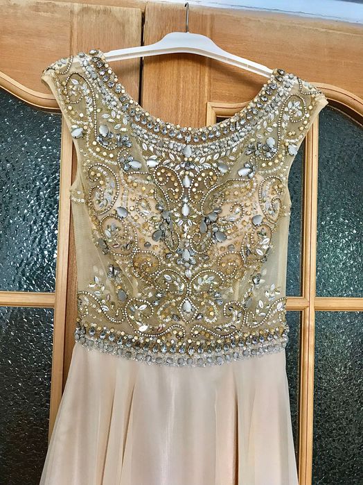 Вечернее платье цвета Шампань