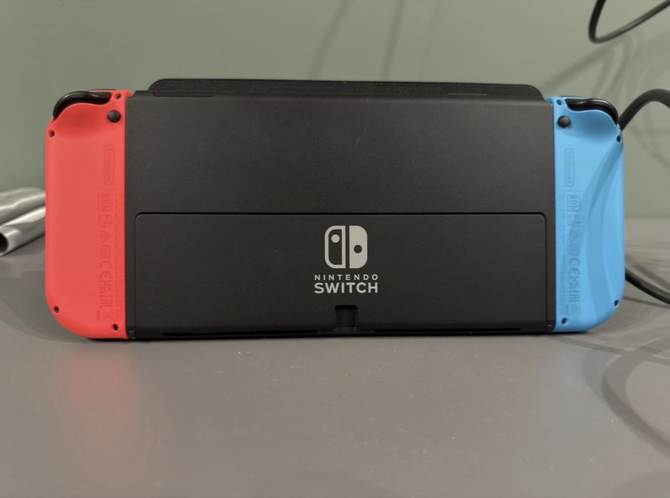 Продам Nintendo switch в отличном состояние