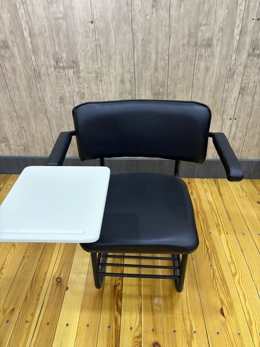 Укув марказлар учун стул пюпитр билан бирга.