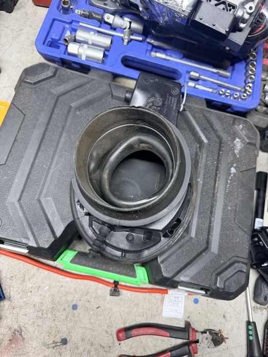 Usita rezervor bmw e87 e81 clapeta rezervor bmw e87 e81