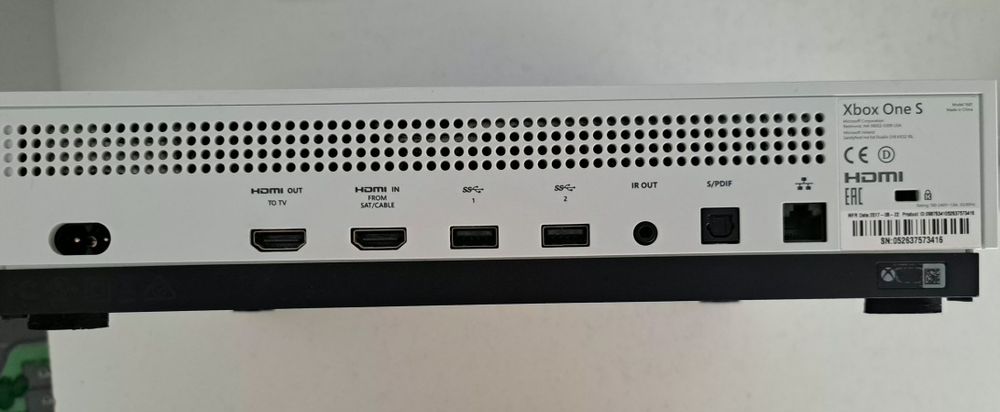 Vand Xbox One S cu jocuri.