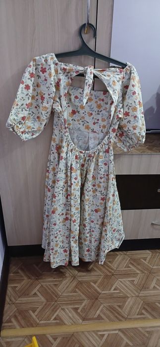 Продам 2 платья на девочку на 10-14 лет