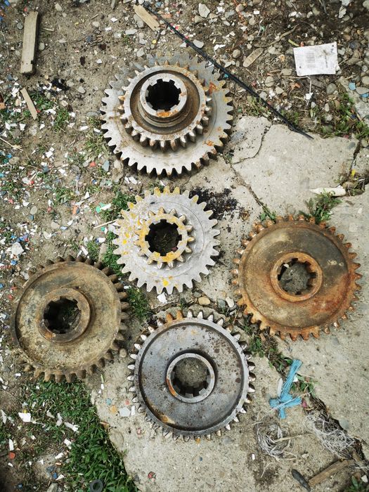 Vând pinioane cutie 650 și chingi