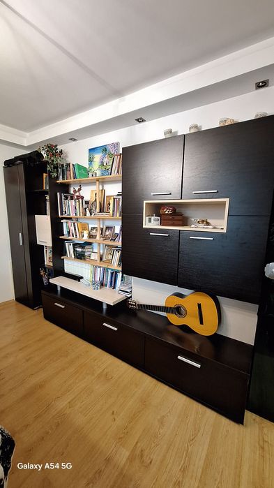 Biblioteca de vanzare