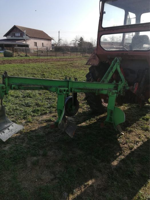 Vand tractor U650 cu plug arat!