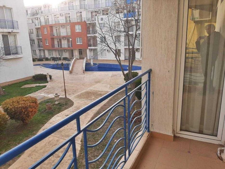Обзаведен тристаен апартамент в западната част на комплекса