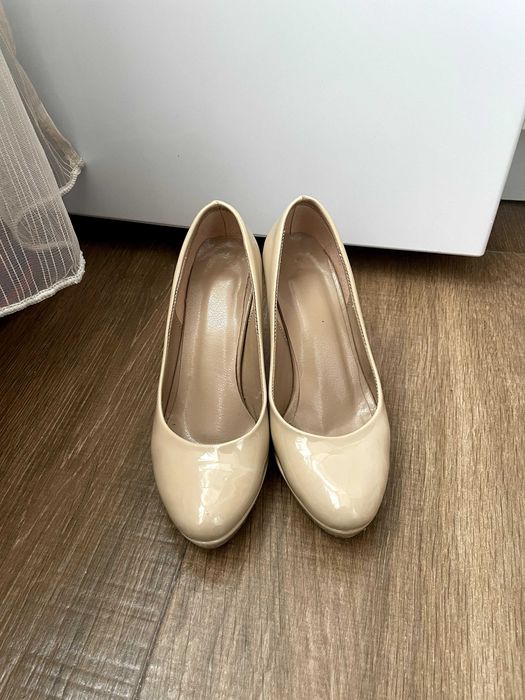 Дамски обувки бежови лак заоблени с висок ток МЕГИЯС