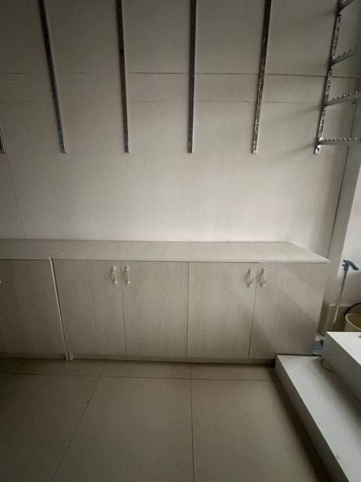 Kiyimlar uchun ilgich(veshilka)lar va oyoq kiyim qo’yadigan sotiladi