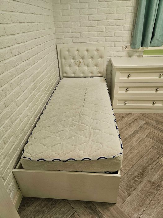 Две подростковые кровати вместе с матрасами