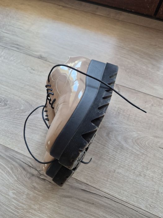 Vând pantofi eleganți lăcuiți