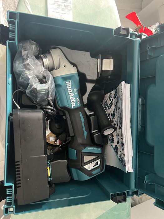 Makita DGA517 Flex, incarcator, baterie 5Ah plus valiza de transport.