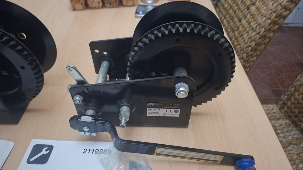 Vând 2 bucati troliu manual