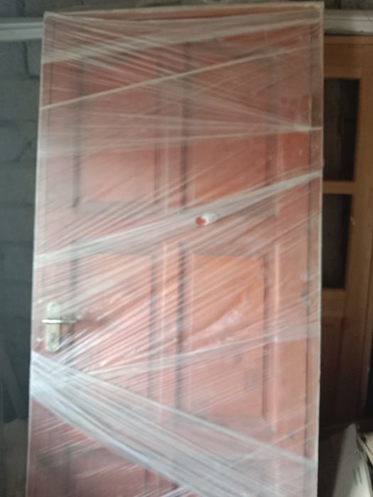 Айна есіктер бар