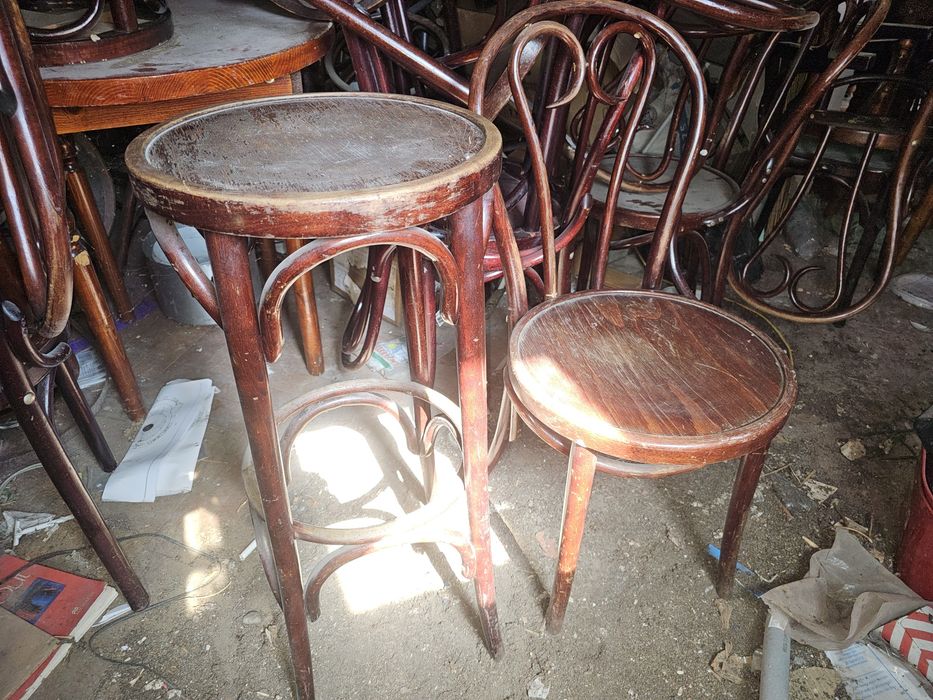 vand mobilier din lemn masiv