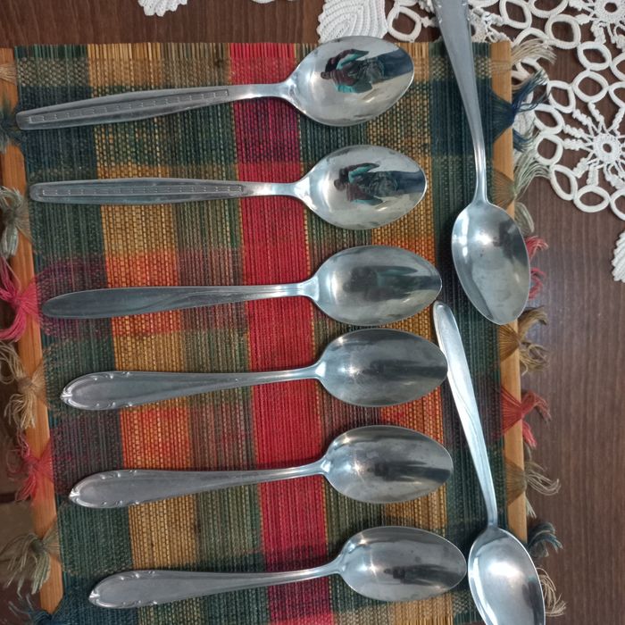 8 броя лъжици  от неръждаема  стомана.