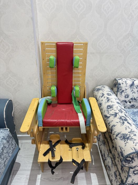 Продаю стульчик для детей с ограниченними возможностями