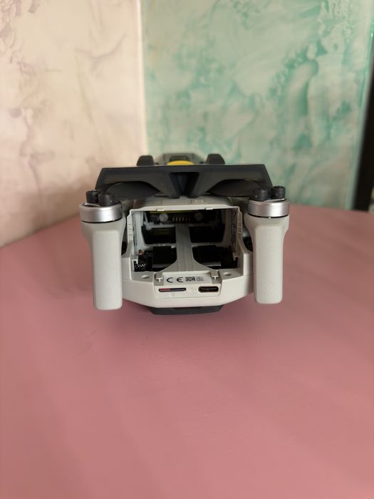 Продавам дрон DJI mini 4 pro