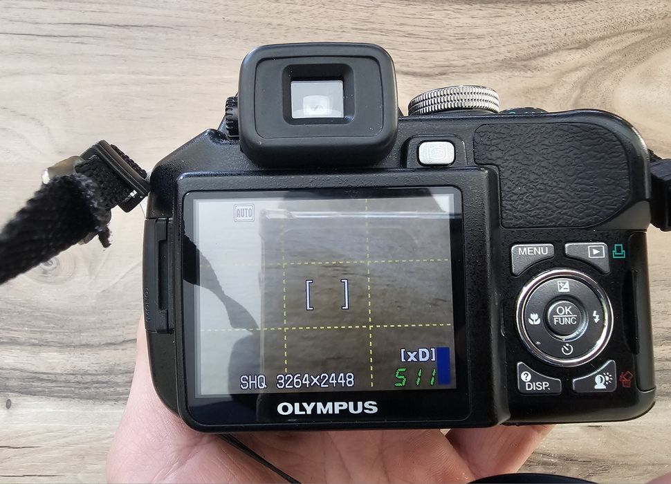 Olympus SP-560UZ – 18x оптичен zoom, отличен комплект