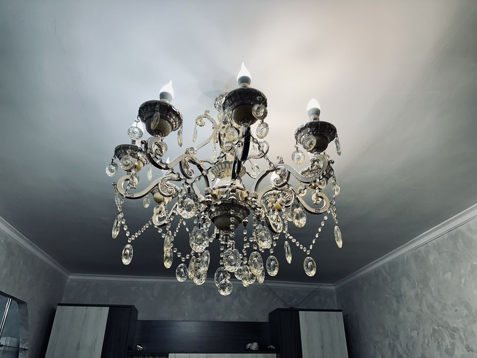 Люстра 8 рожков .