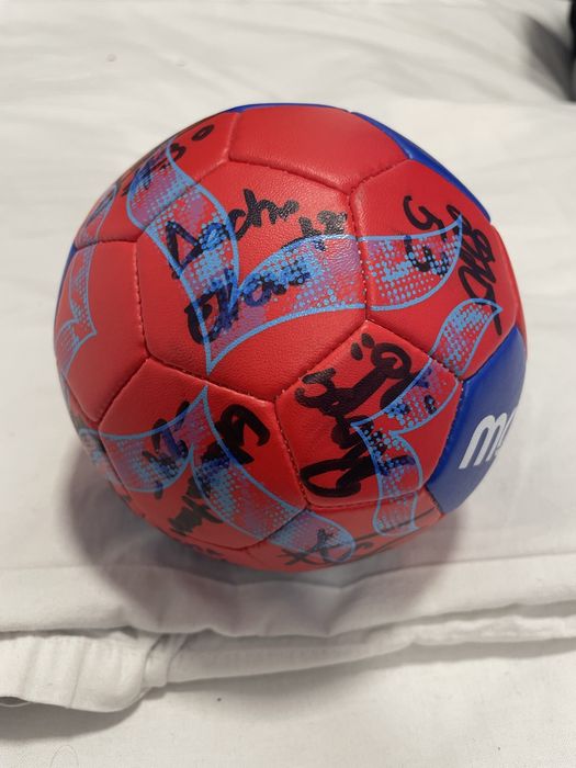 Minge de handball semnata de lotul nationalei feminin