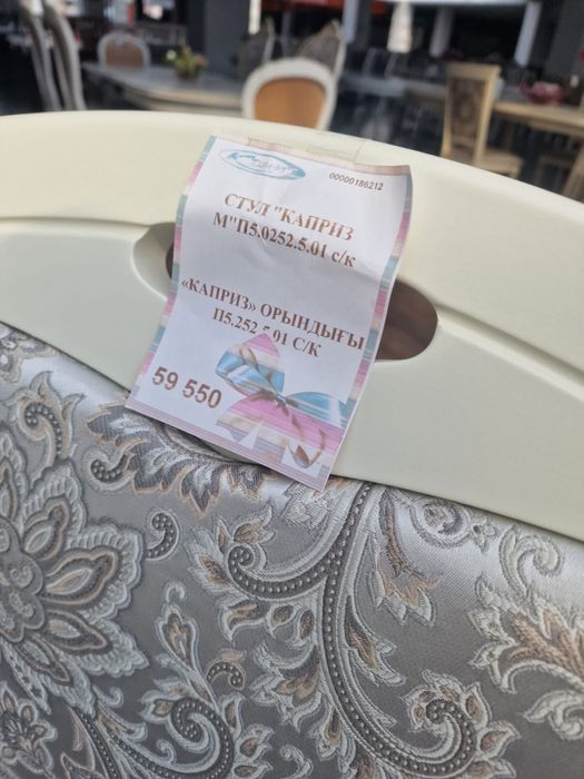 Продам стол и стулья из дуба