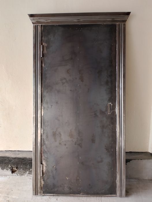 Продам железную дверь