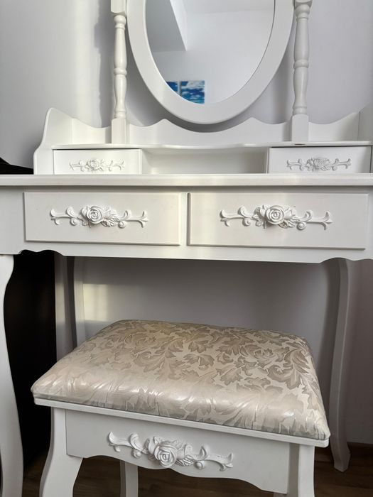 Vând măsuță make-up + scaun stare excelenta