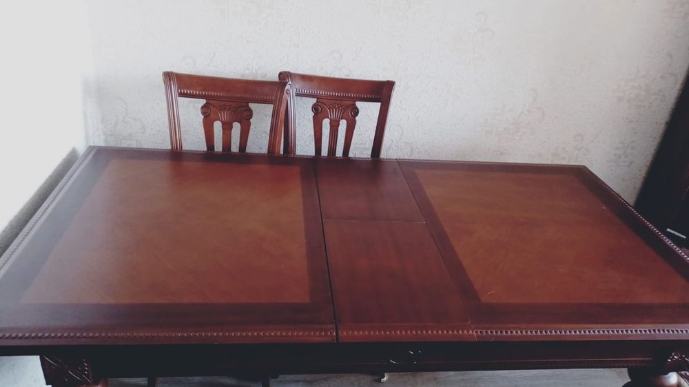 Стол и стулья чистое. Дерево