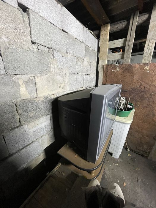 Телевизор с подставкой