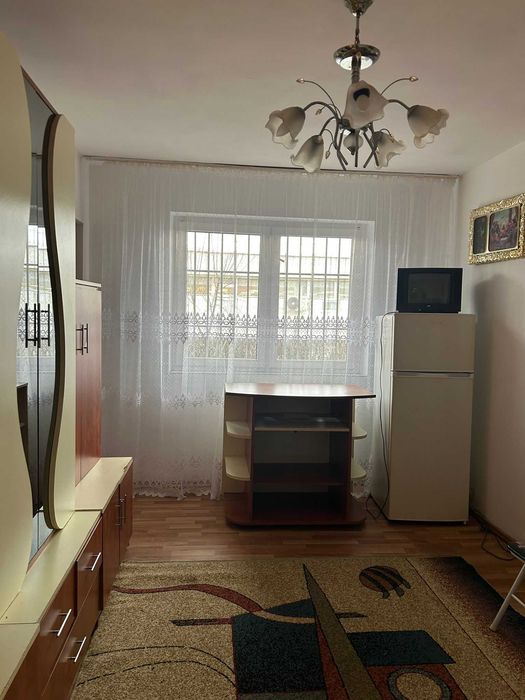 Inchiriez apartament cu 2 camere in in zona Decebalecebal aproape de piata. Apartamentul este situat la partier,este mobilat si utilat la cheie.