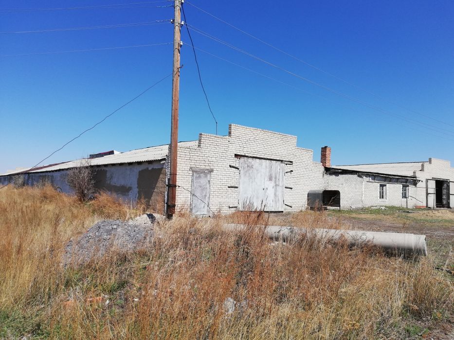 Продам базы коровники 2шт