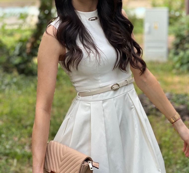 Бяла елегантна рокля