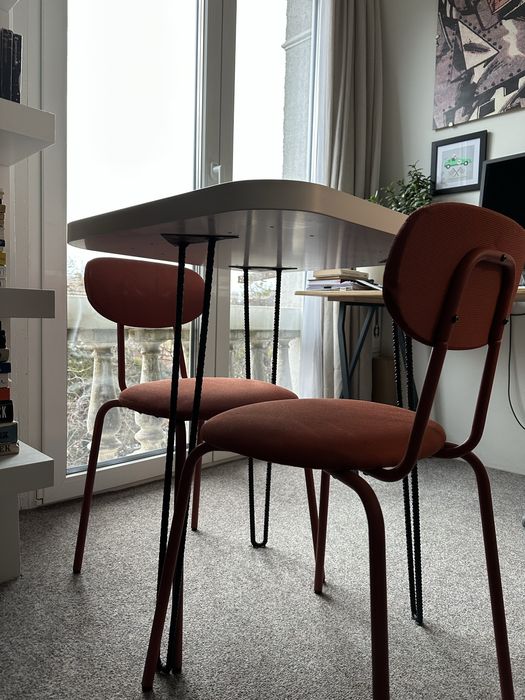 Компактна маса за кухня с два нови стола икеа