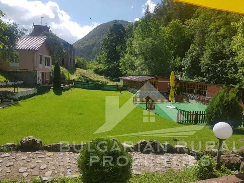 Продава се Хотел в с. Осеновлаг, Област София-област - 1200 кв.м за 375 €/кв.м - Снимка #5